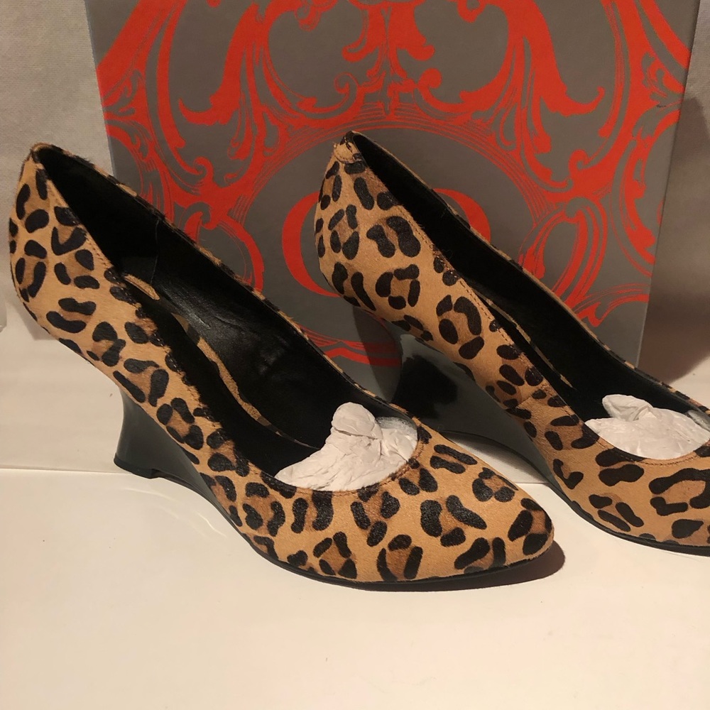 NWT in box sleek Kelsi Dagger leopard print calf hair patent leather wedges 8.5